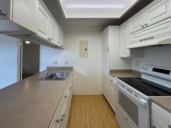 Building Photo - Available June 1. 1BD/1BA/1PKG at Royal Palm in Waipio.