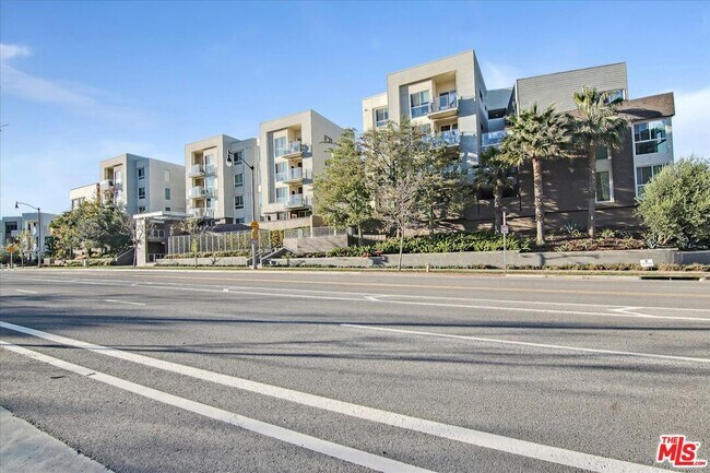 Building Photo - 12655 Bluff Creek Dr
