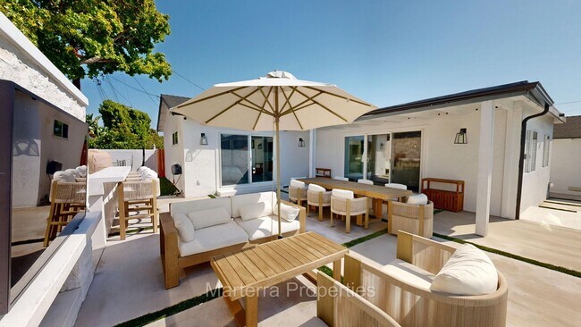 Building Photo - Beautiful Home with Pool!