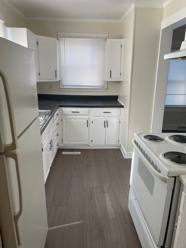 Building Photo - 1320 Marne St