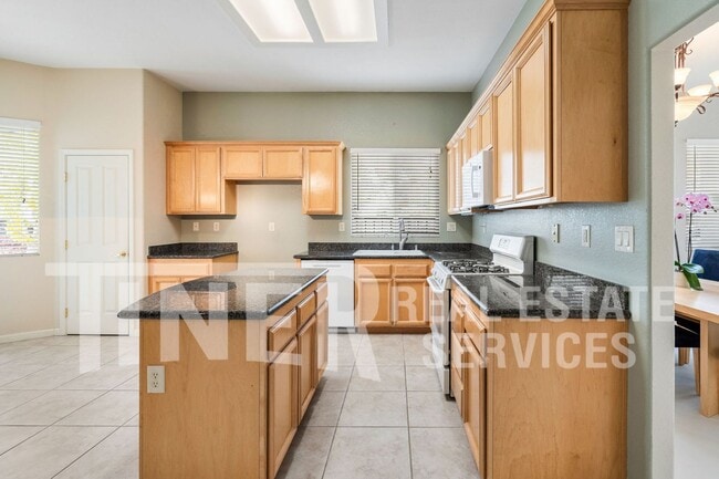 Building Photo - 4 Bedroom Elk Grove Home in Desireable Sch...