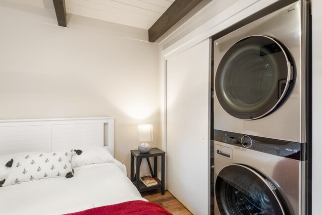 Building Photo - 319 Pine St