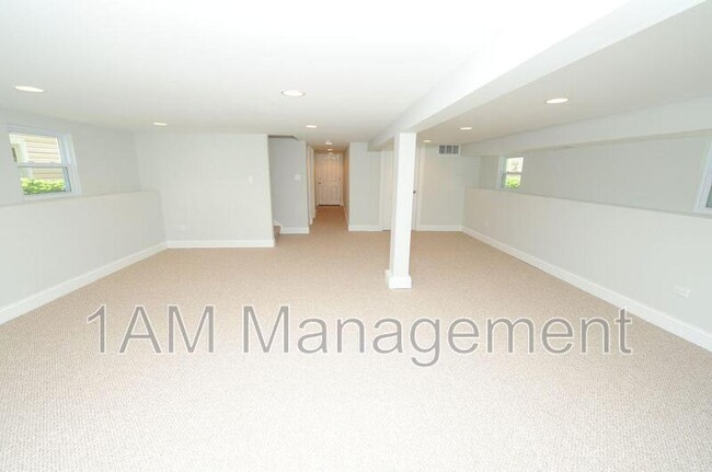 Building Photo - 3242 N Ridgeway Ave