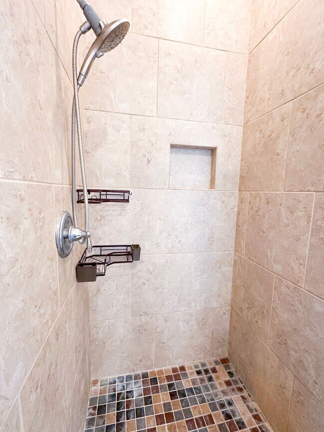 Building Photo - Well maintained 4 bedroom home with 2 car garage