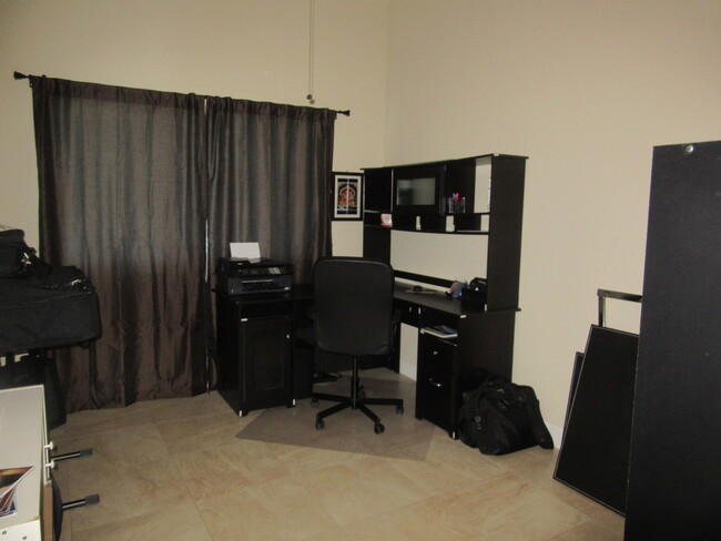 Building Photo - Lovely 3 BR / 2 BA Condo Located In Desira...