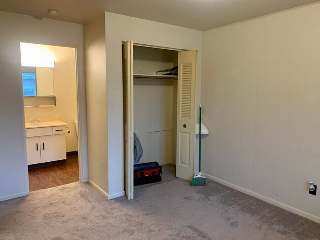 Building Photo - Moon Twp - 1 Bed 1 Bath - Tree Top Manor