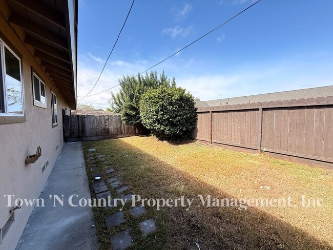 Building Photo - 818-820 University Ave.