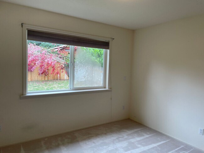 Building Photo - Single Level Useless Bay Home with Bonus Room!