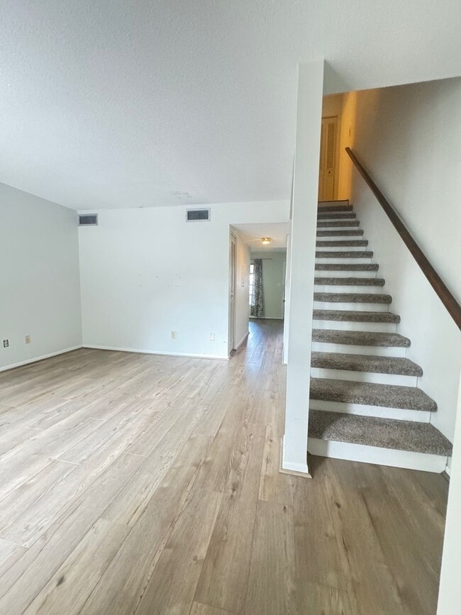 Building Photo - Unfurnished Townhouse Near Downtown Sarasota