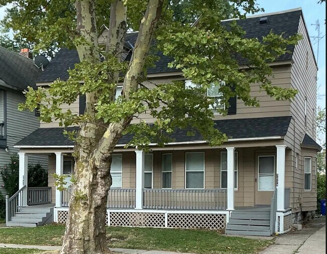 Building Photo - 2028 W 99th St