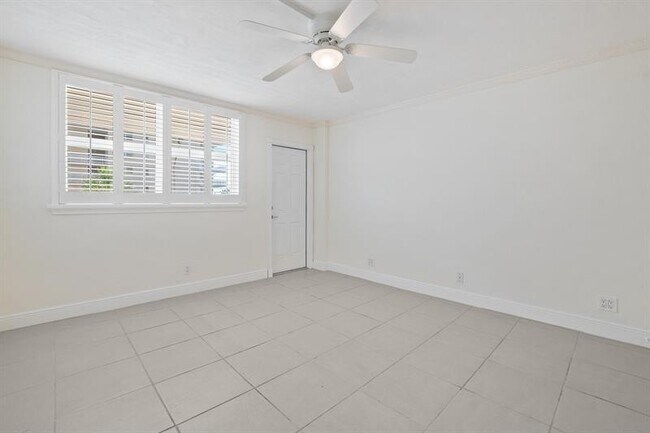 Building Photo - 1051 Hillsboro Mile