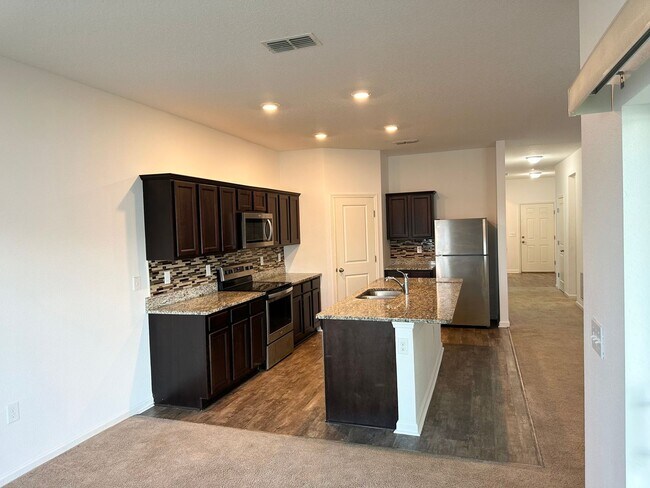 Building Photo - Private Back Yard! - 3 Bedroom 2 Bathroom ...