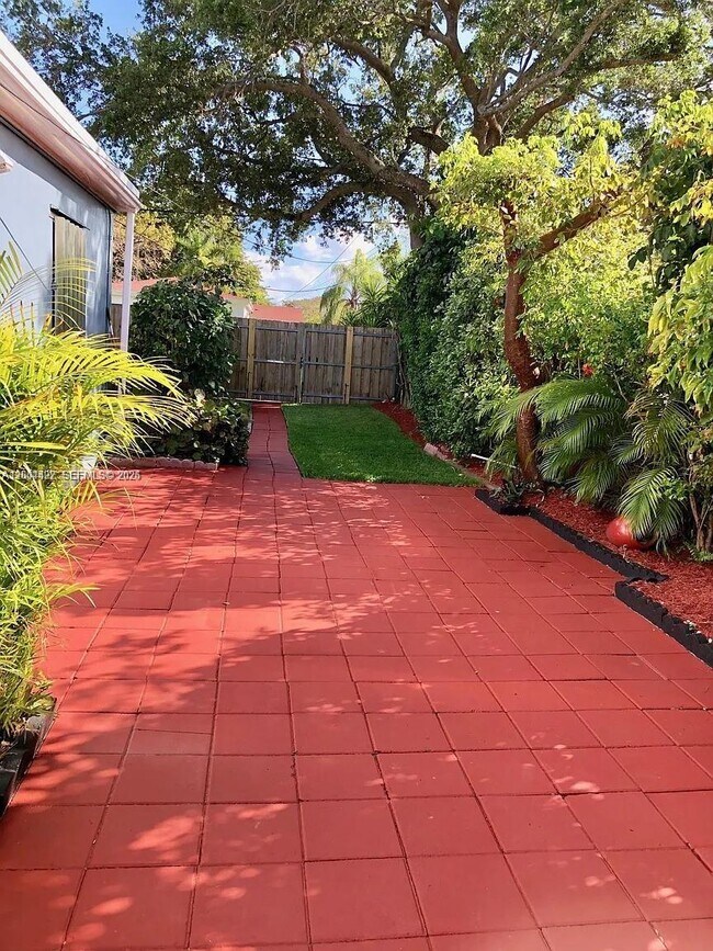 Building Photo - 2140 NE 180th St