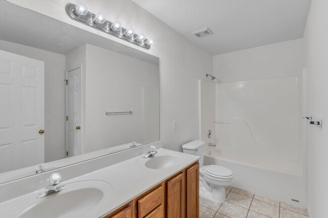 Building Photo - Huge 3 Bedroom, 2 Bath Town Home in SW Col...