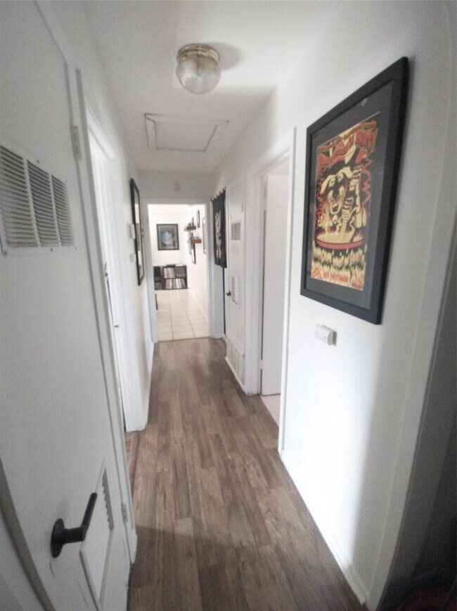 Building Photo - 1616 Glencrest Dr