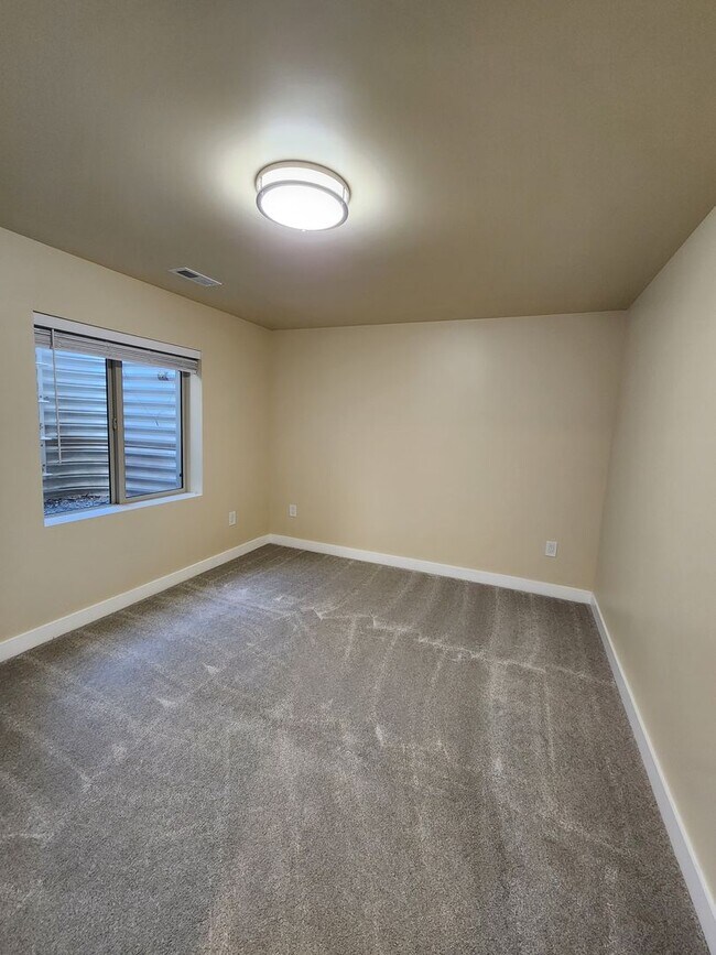 Building Photo - Luxury! 4 bdrm 3.5 bath HOUSE w/ Views! 2 car garage!