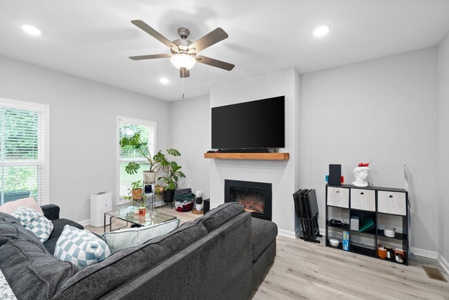 Building Photo - 418 Oak St