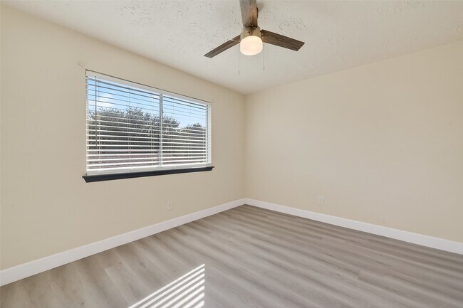 Building Photo - 7534 8 Willows Rd