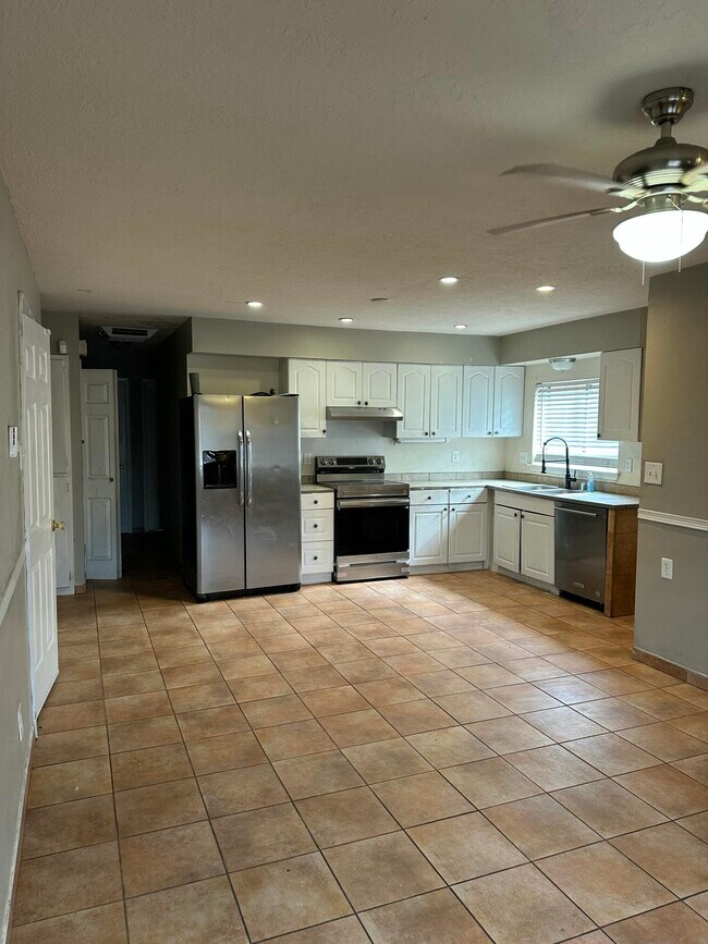 Building Photo - 6027 Redlands Rd NW