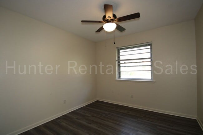 Building Photo - Cove Charmer!