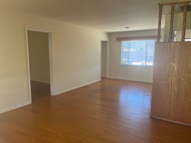 Building Photo - 645 S Marengo Ave
