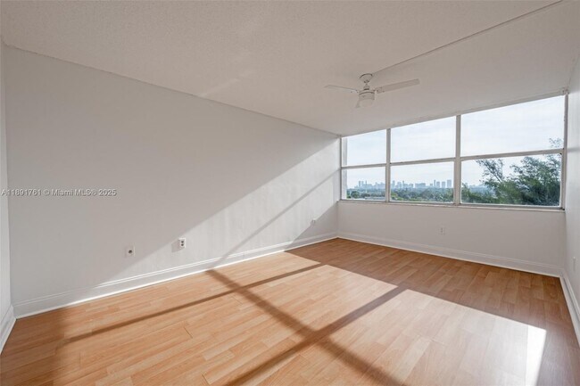 Building Photo - 1300 NE Miami Gardens Dr