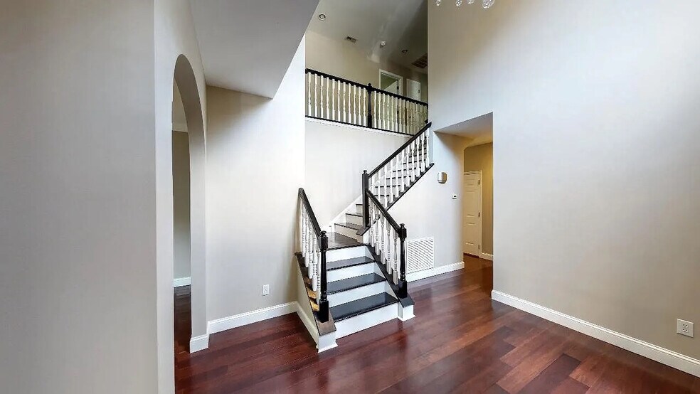 Building Photo - Room in House on New Parkside Dr