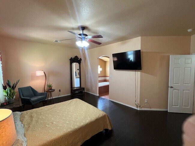 Building Photo - Exceptional Rental in Great Locale