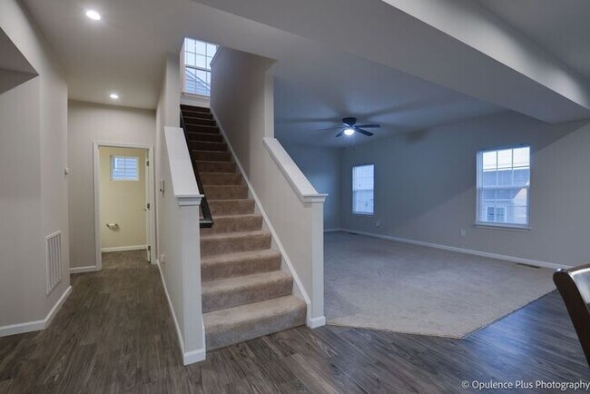 Building Photo - Gorgeous 3 Bed 3.5 Bath Fairborn Home!