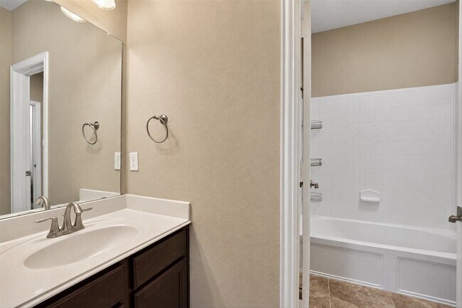 Building Photo - 42 Black Swan Ct