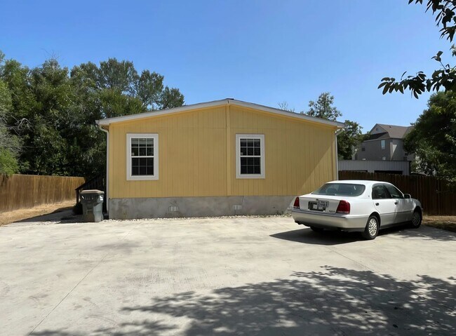 Building Photo - 320 Mill St