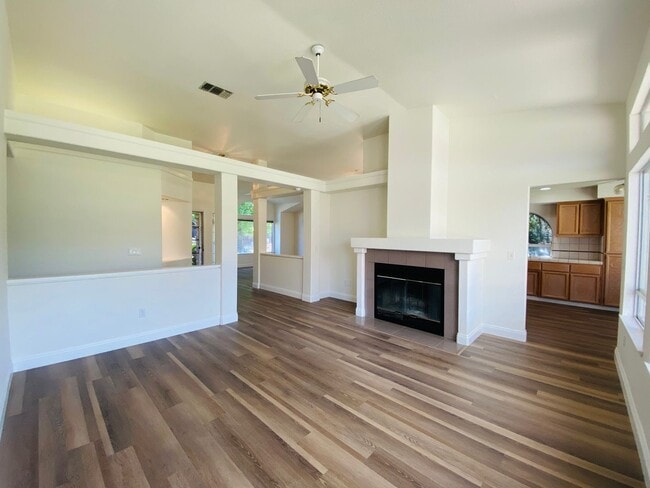 Building Photo - Charming Single-Story Corner Lot Rental