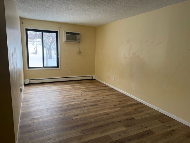 Building Photo - 3-Bedroom Condo for Rent in Eagan - Available Now!