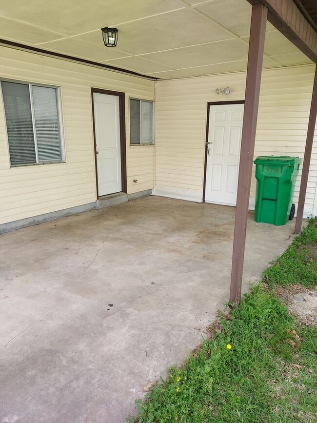 Building Photo - Newly remodeled 3/1 walking distance to re...