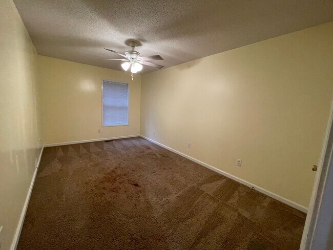 Building Photo - Foxchase Subdivision - End Unit!