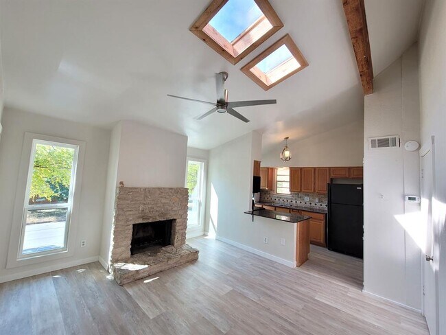 Building Photo - 104 W 35th St