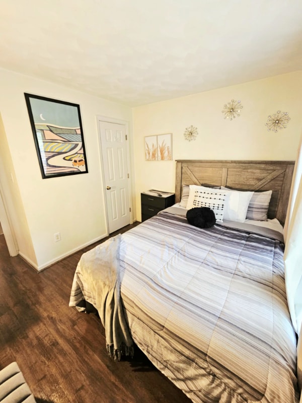 Building Photo - 2465 London Pointe Dr