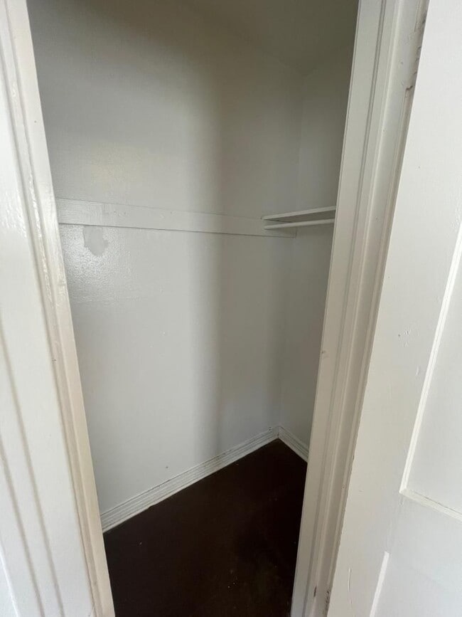 Building Photo - 1 Bed 1 Bath Duplex For Lease!