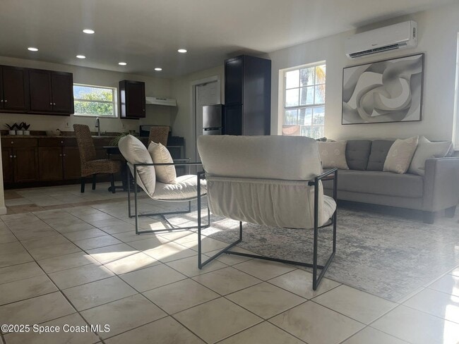 Building Photo - 2027 Wallace Ave