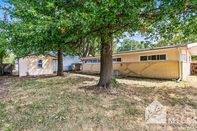 Building Photo - 811 N Chipper Ln