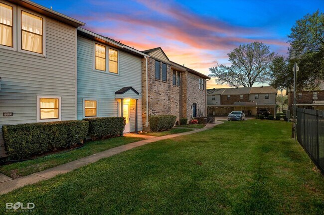 Building Photo - 2 Bedroom 2.5 Bath 2 Car Carport - town house