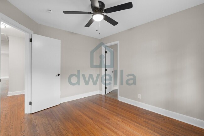 Building Photo - "Charming 5-Bedroom Oasis with 2 Full Bath...
