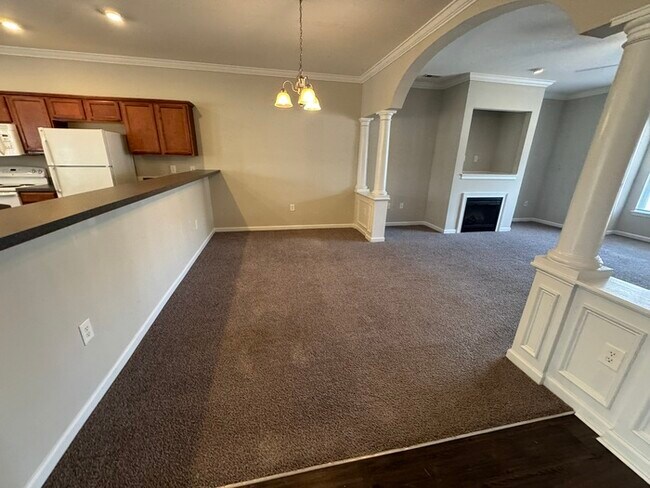 Building Photo - Amazing Deal! Great Location! 3 Bedroom 2.5 Bath Town Home! Playground in community!