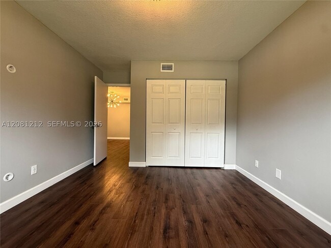 Building Photo - 510 S Park Rd