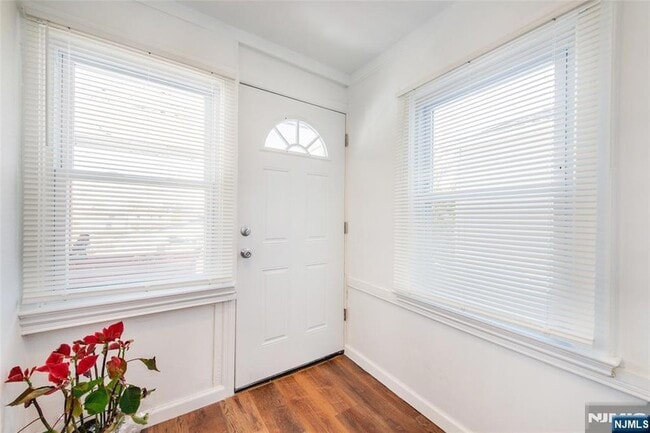 Building Photo - 116 Eagle St