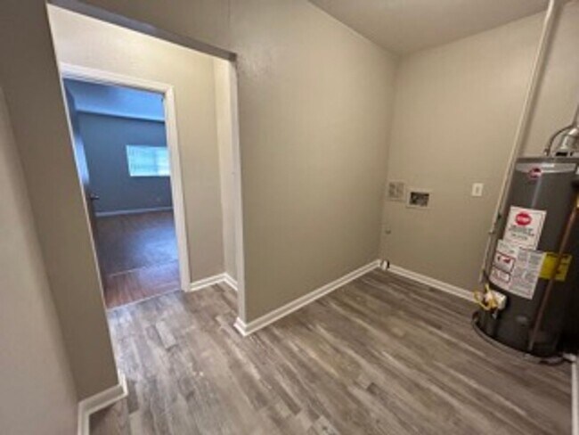 Building Photo - ** Move in Special** Spacious 3 bedroom, 1 bath Lakewood duplex with fenced in backyard available!