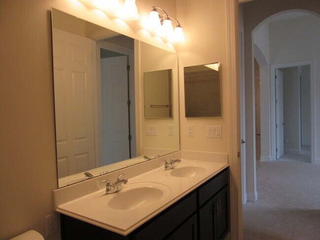 Building Photo - Beautiful 4B/3B plus office single family ...