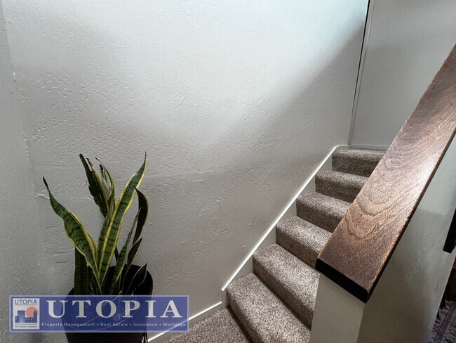 Building Photo - RENT SPECIAL: 50% off 1st months rent if the lease is signed by January 1st! Bright Natural Light...