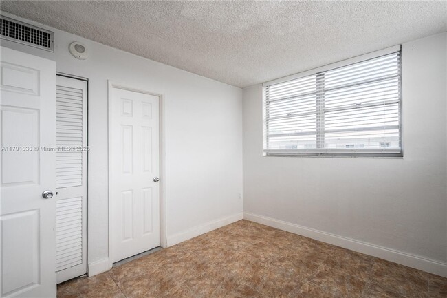 Building Photo - 7850 Byron Ave