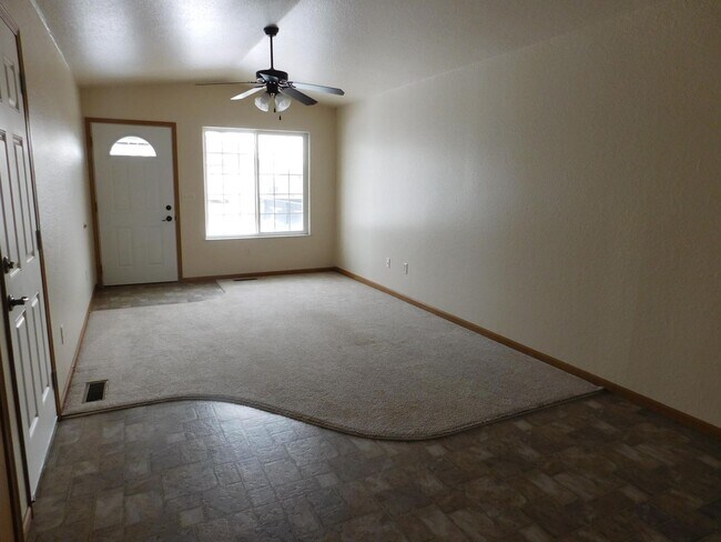 Building Photo - Charming 3 Bed, 2 Bath Townhome with Singl...